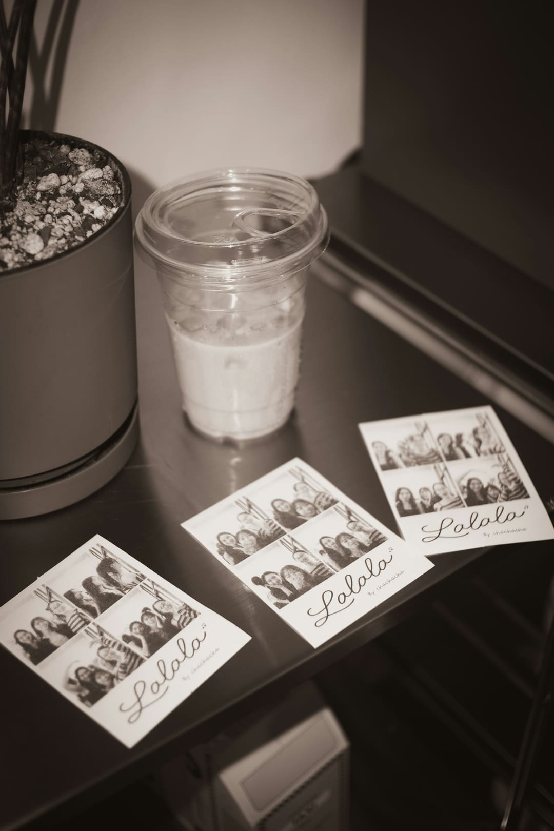 Bandes de tirages photo posées sur une table